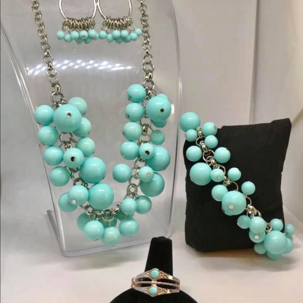 Gorgeous set available necklace & bracelet
